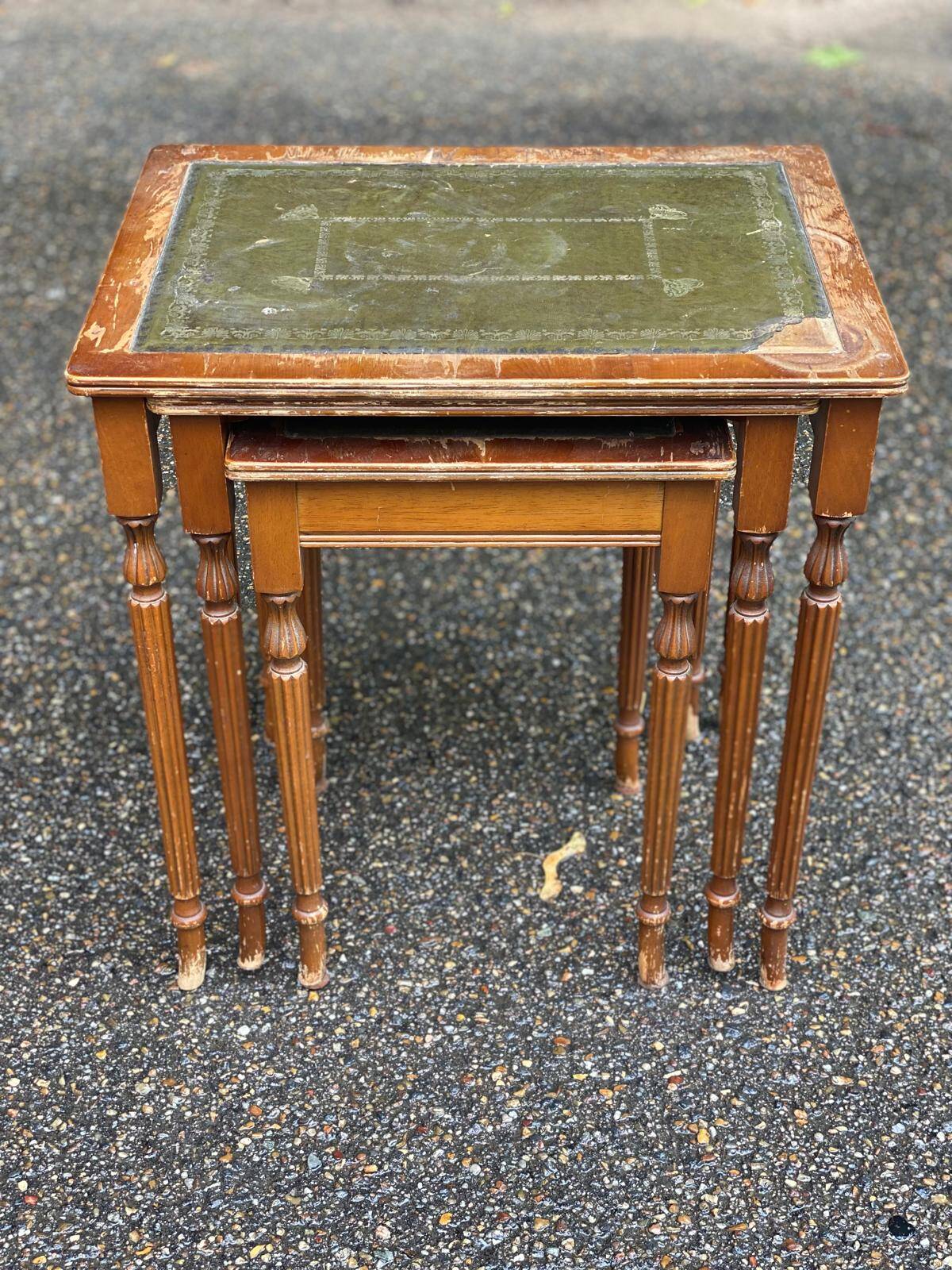 3 English nesting coffee tables in solid wood and leather