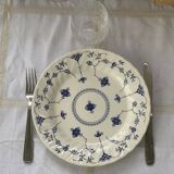 Assiette en porcelaine blanche motif bleu floral