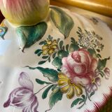Légumier en faïence signé