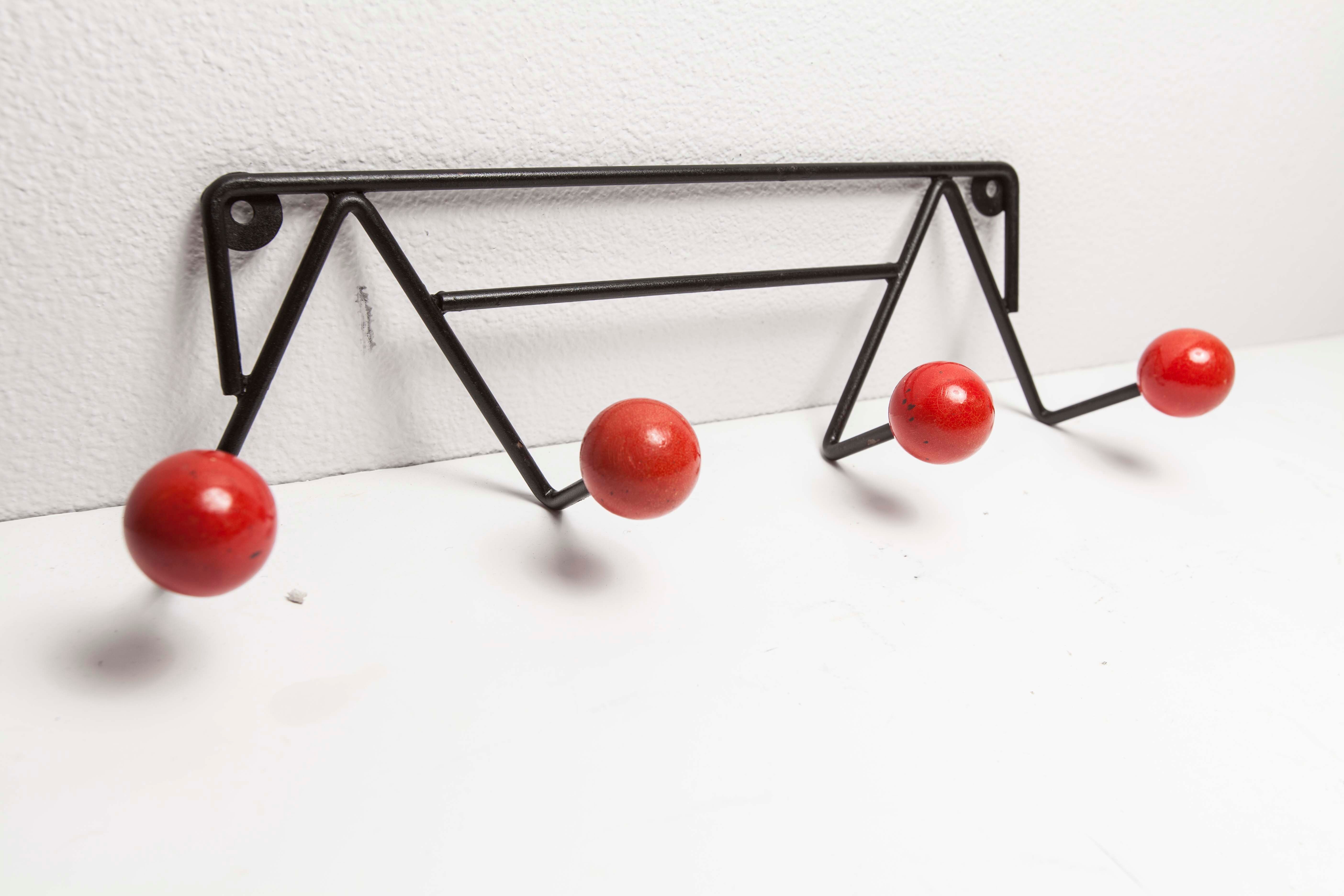 Coatrack 60s black and red 4 balls