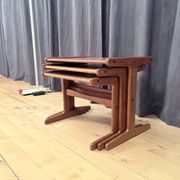 Ensemble de trois tables en teck, Danemark, années 1960.