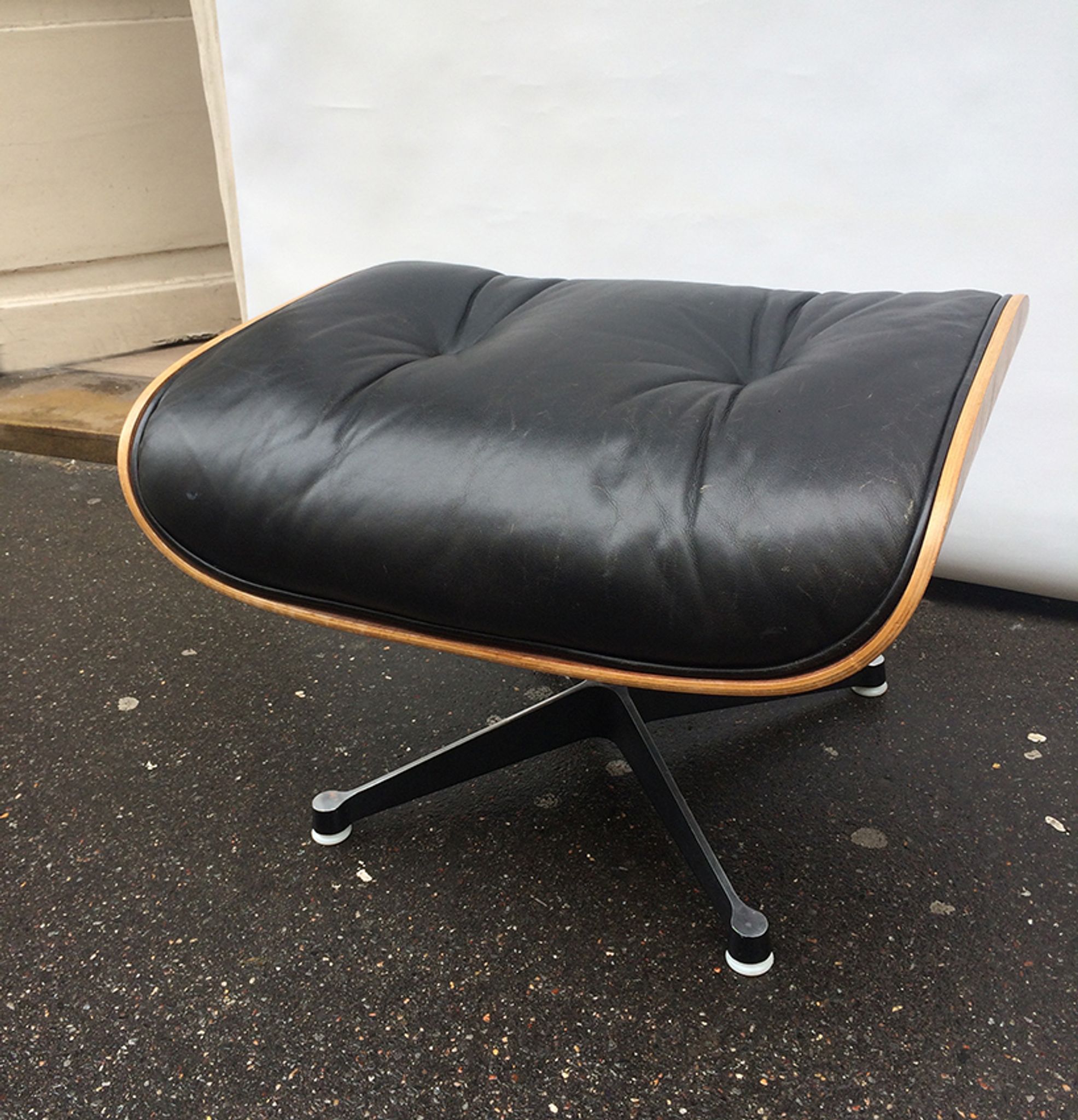 Eames lounge chair and his for Mobilier International
