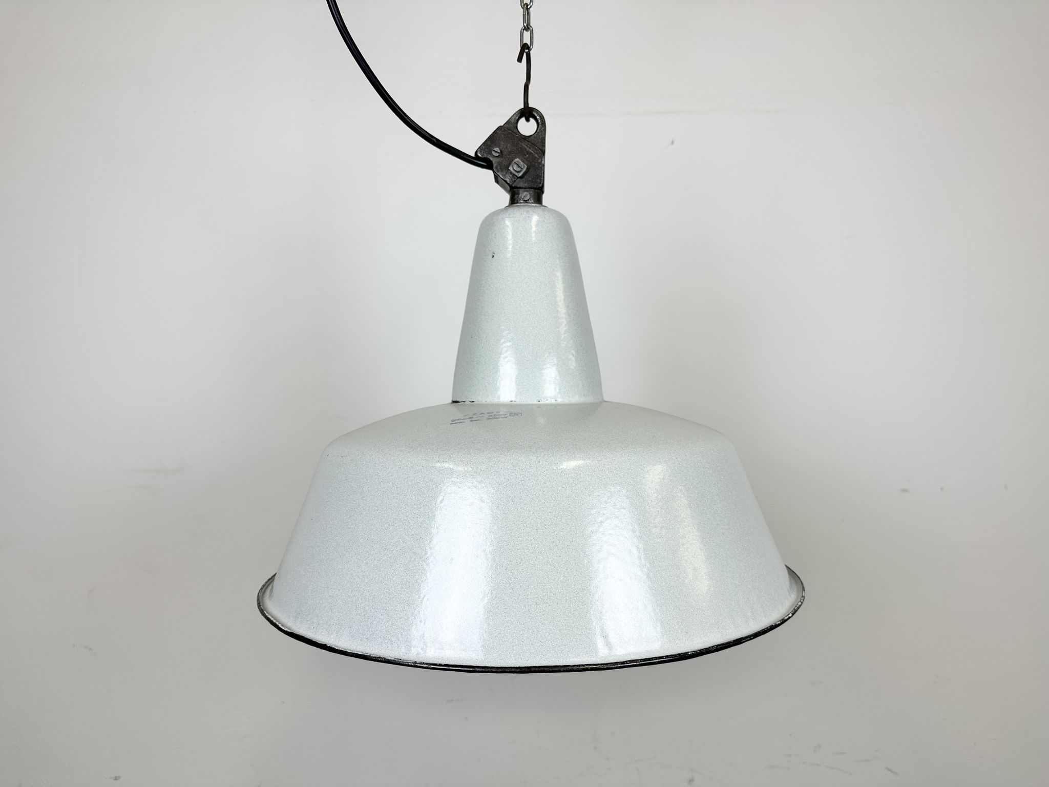 Suspension industrielle en émail gris d’usine de Zaos, années 1960