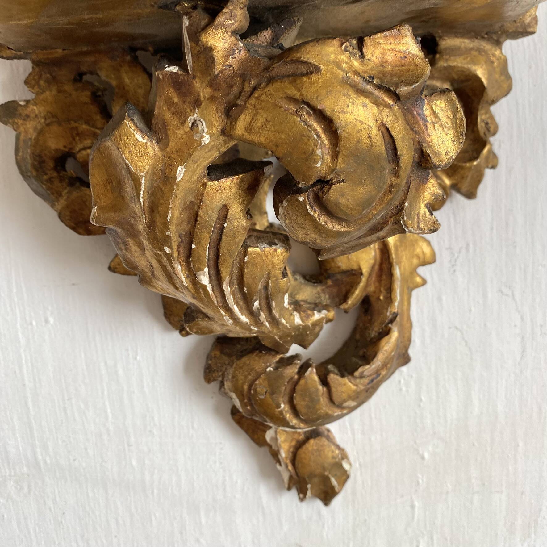 Antique wall console in wood and gilded stucco.