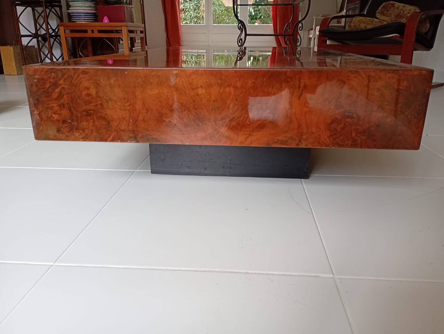 Table basse marqueterie bois de loupe 1970