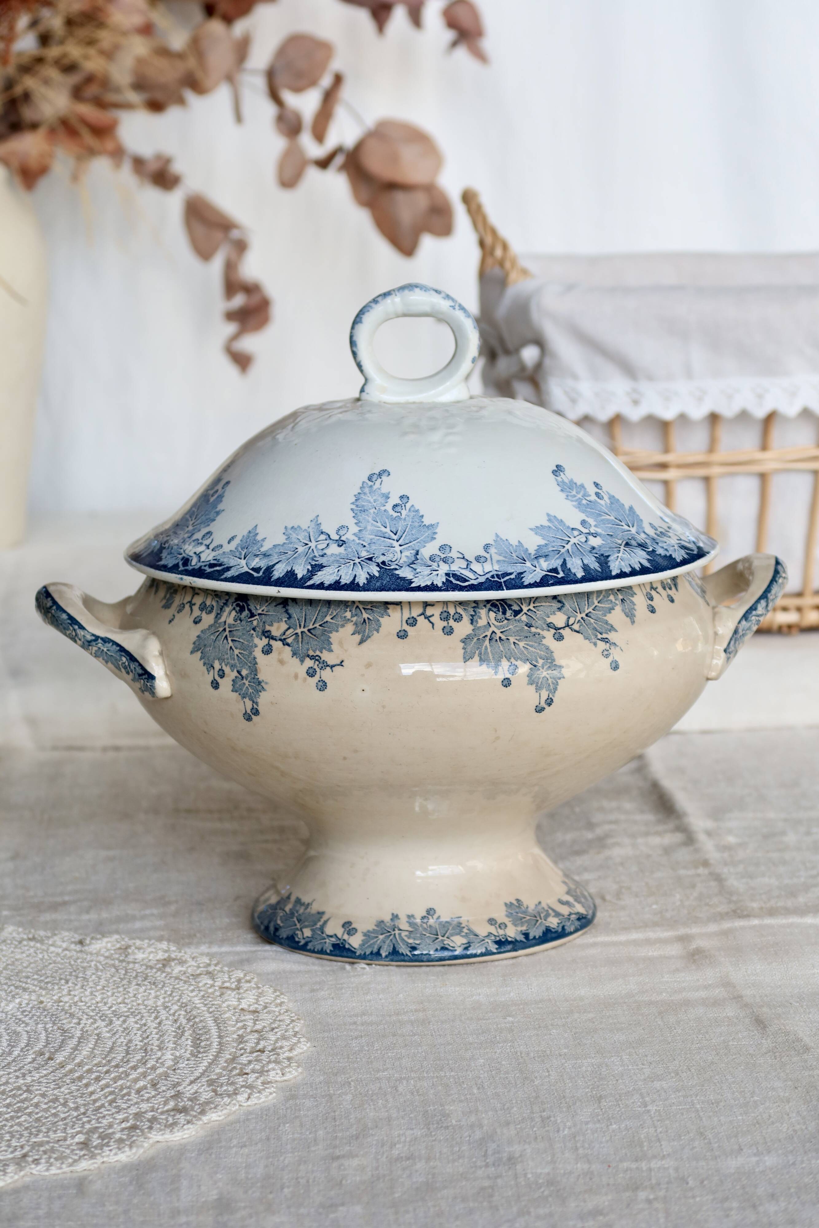 Vintage soup tureen, ironstone, Saint Amand Hamage Nord, Platane blue model.