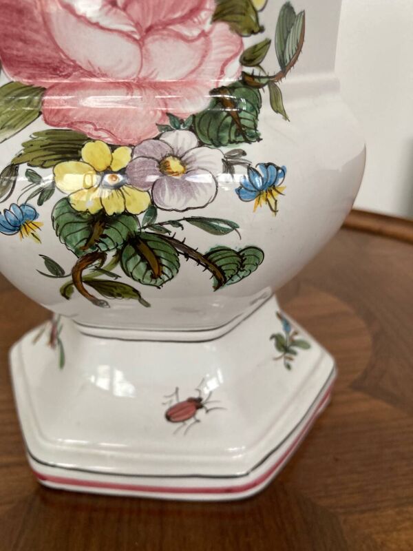 Vase hexagonal Lallier Moustiers H 29cm