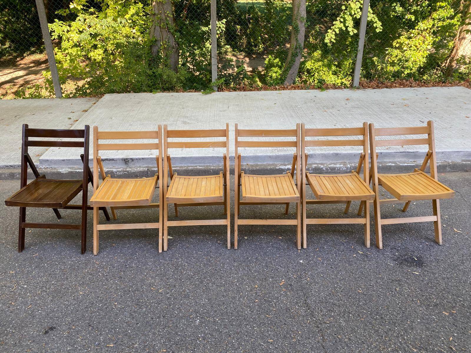 Set of 6 vintage folding chairs in solid wood, bistro/Scandinavian style.