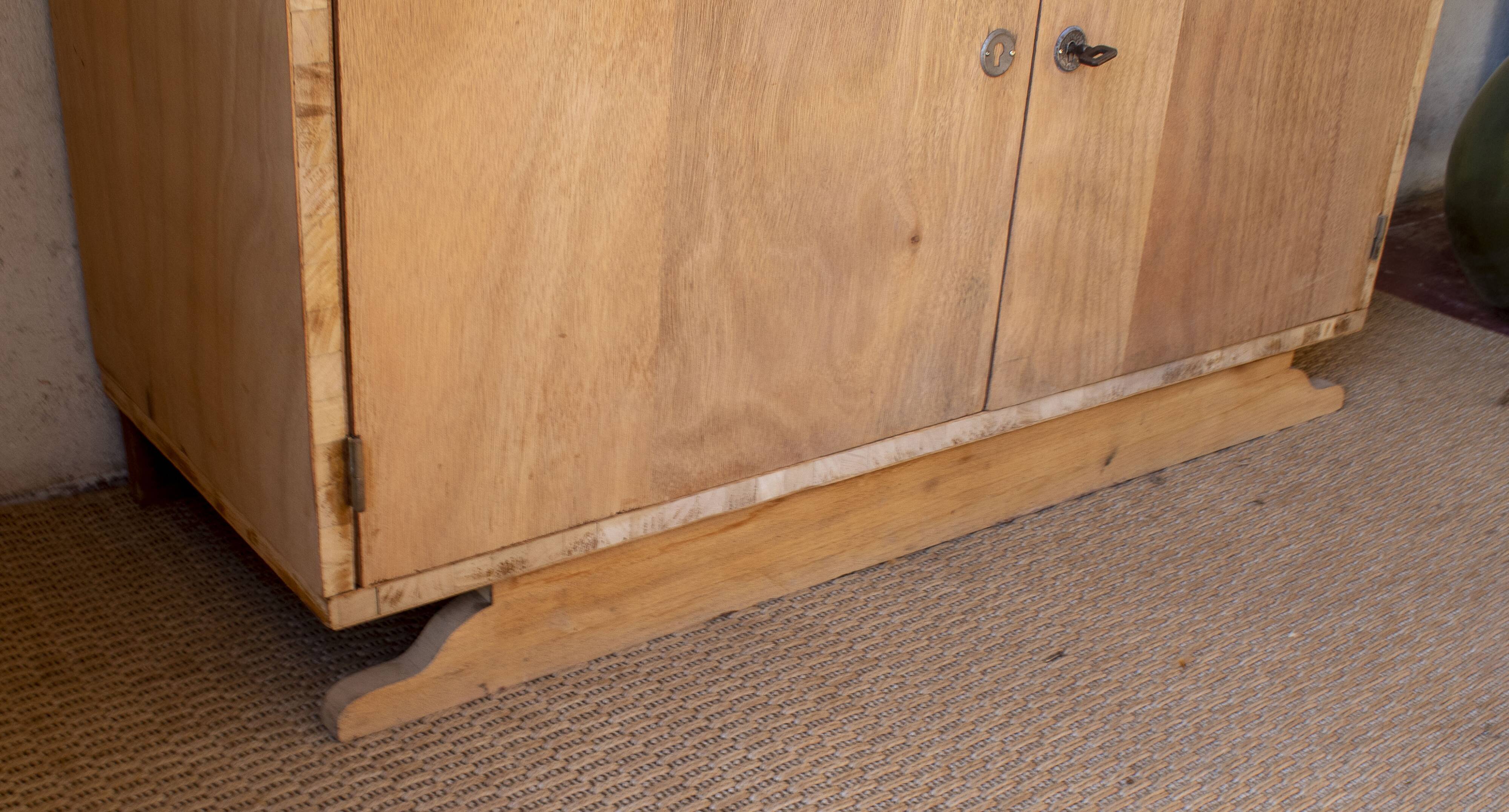 Low glass display cabinet