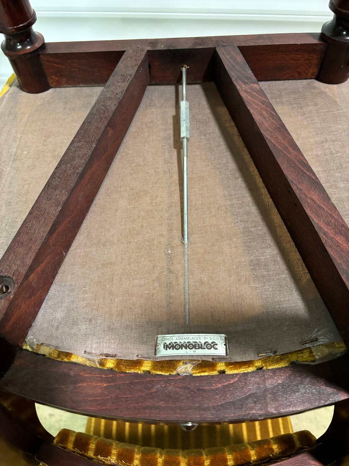 Vintage chair single-piece assembly