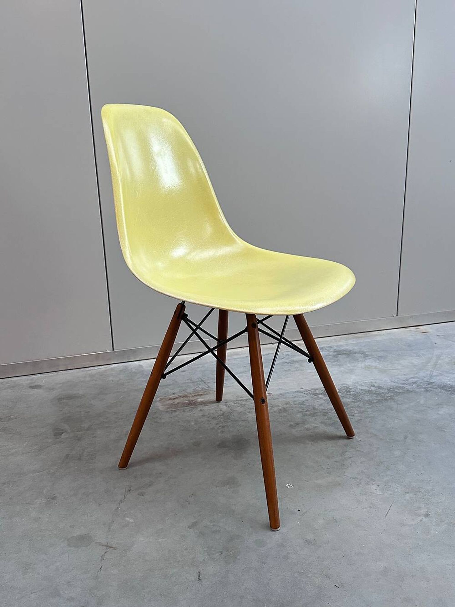 Set of 10 fibreglass & walnut DSW chairs, Charles & Ray Eames, Herman Miller, 60s-70s