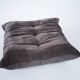 Ensemble de chaise et pouf Togo en velours côtelé marron.