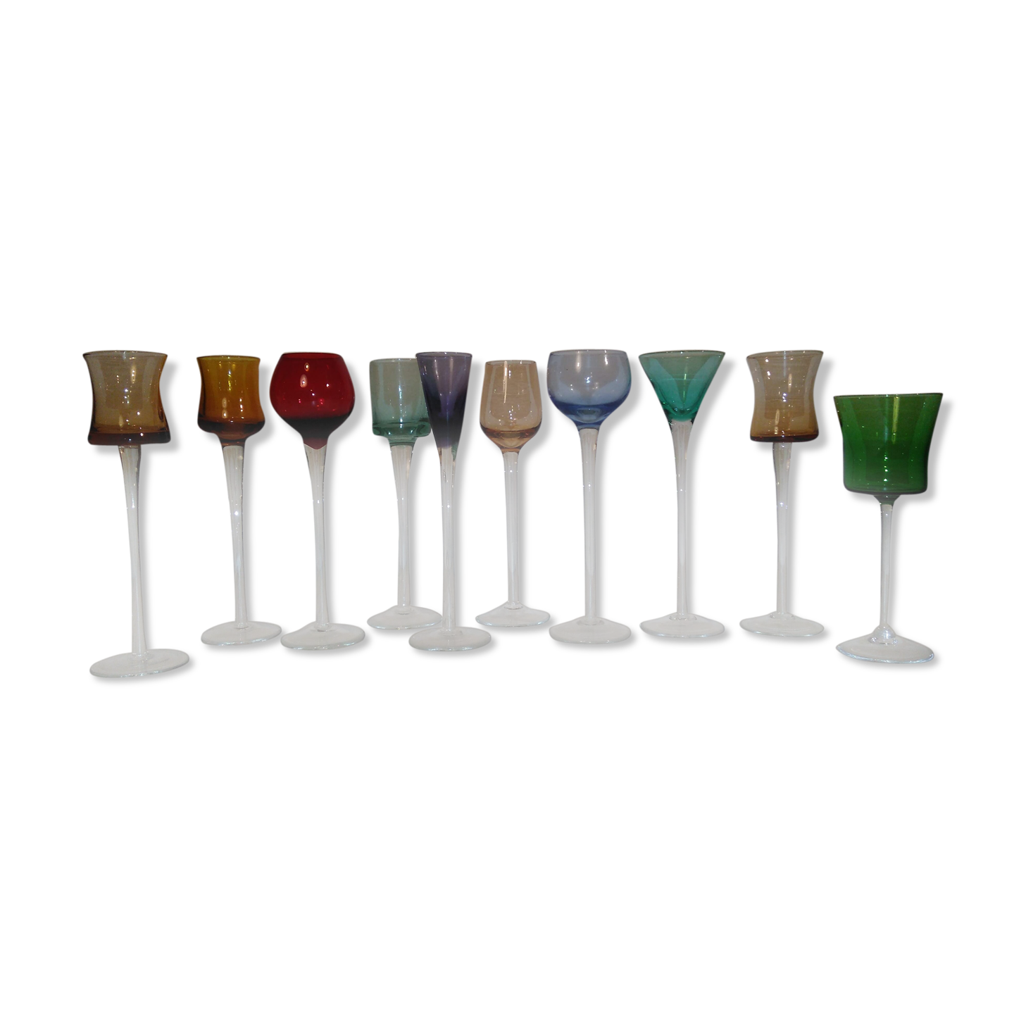 Lot de 10 verres à liqueurs formes et couleurs variées