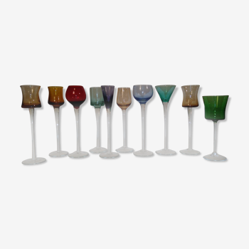 Lot de 10 verres à liqueurs formes et couleurs variées