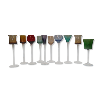 Lot de 10 verres à liqueurs formes et couleurs variées