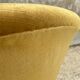 Paire de fauteuils crapaud vintage en velours jaune d’or