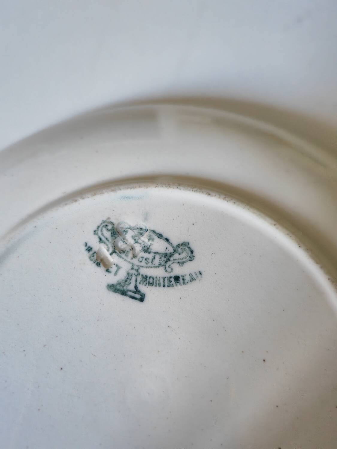 Soucoupe en terre de fer polychrome