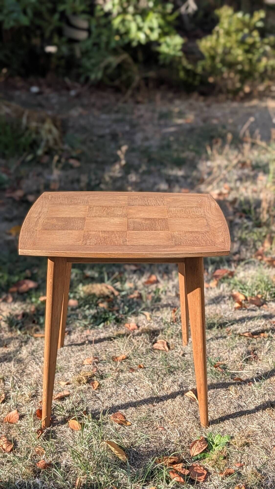 Table d'appoint vintage, plateau damier et pieds compas - Années 50/60