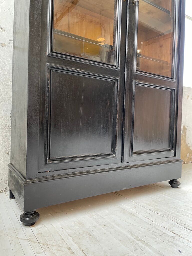 Napoleon 3 walnut window glass cabinet