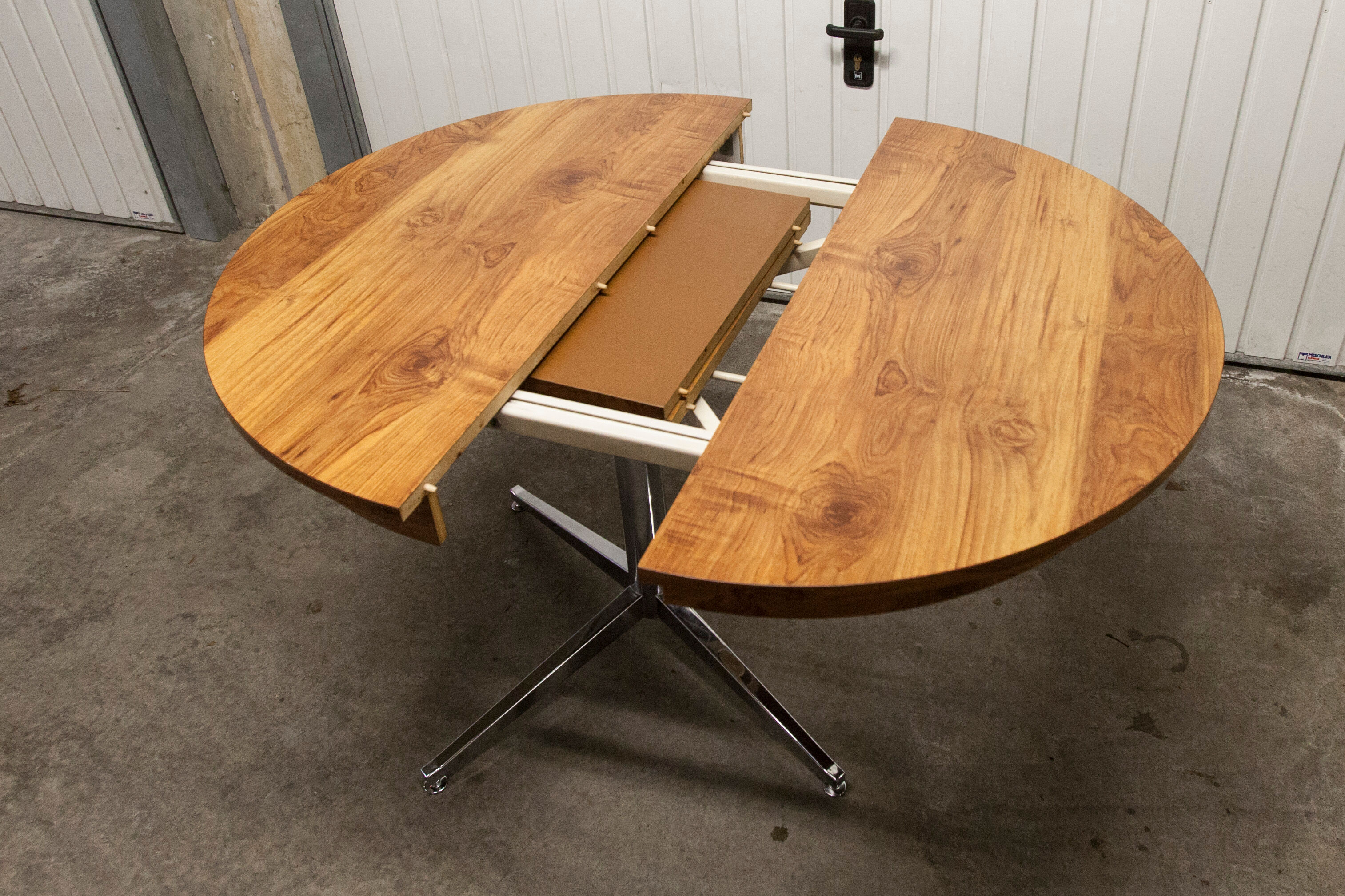 Dining table 1970 extendable formica feet cross atypical chrome