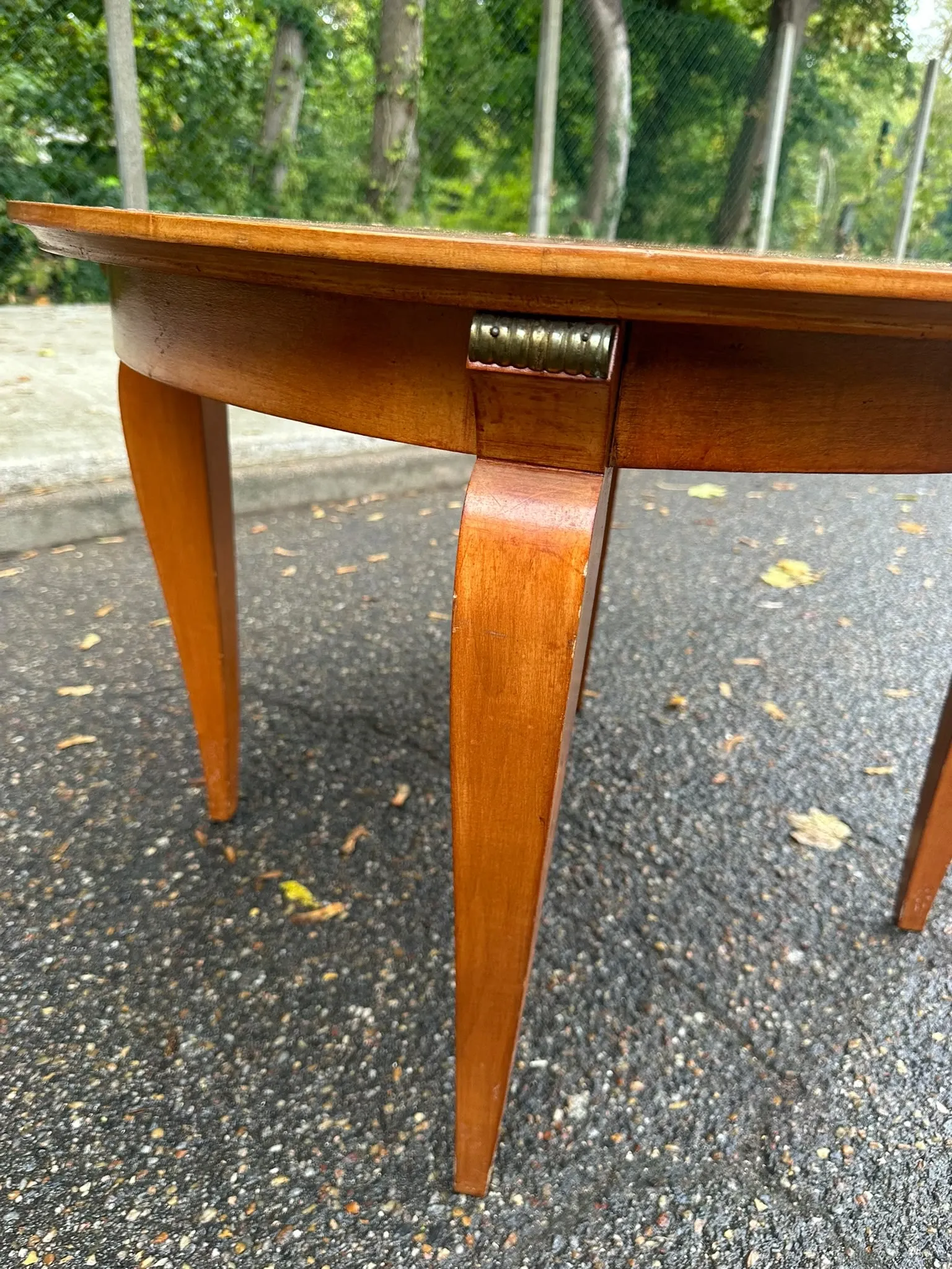 Vintage round coffee table Art Deco style — Light wood & saber legs 1940