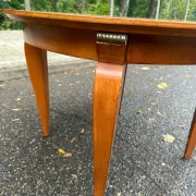 Vintage round coffee table Art Deco style — Light wood & saber legs 1940