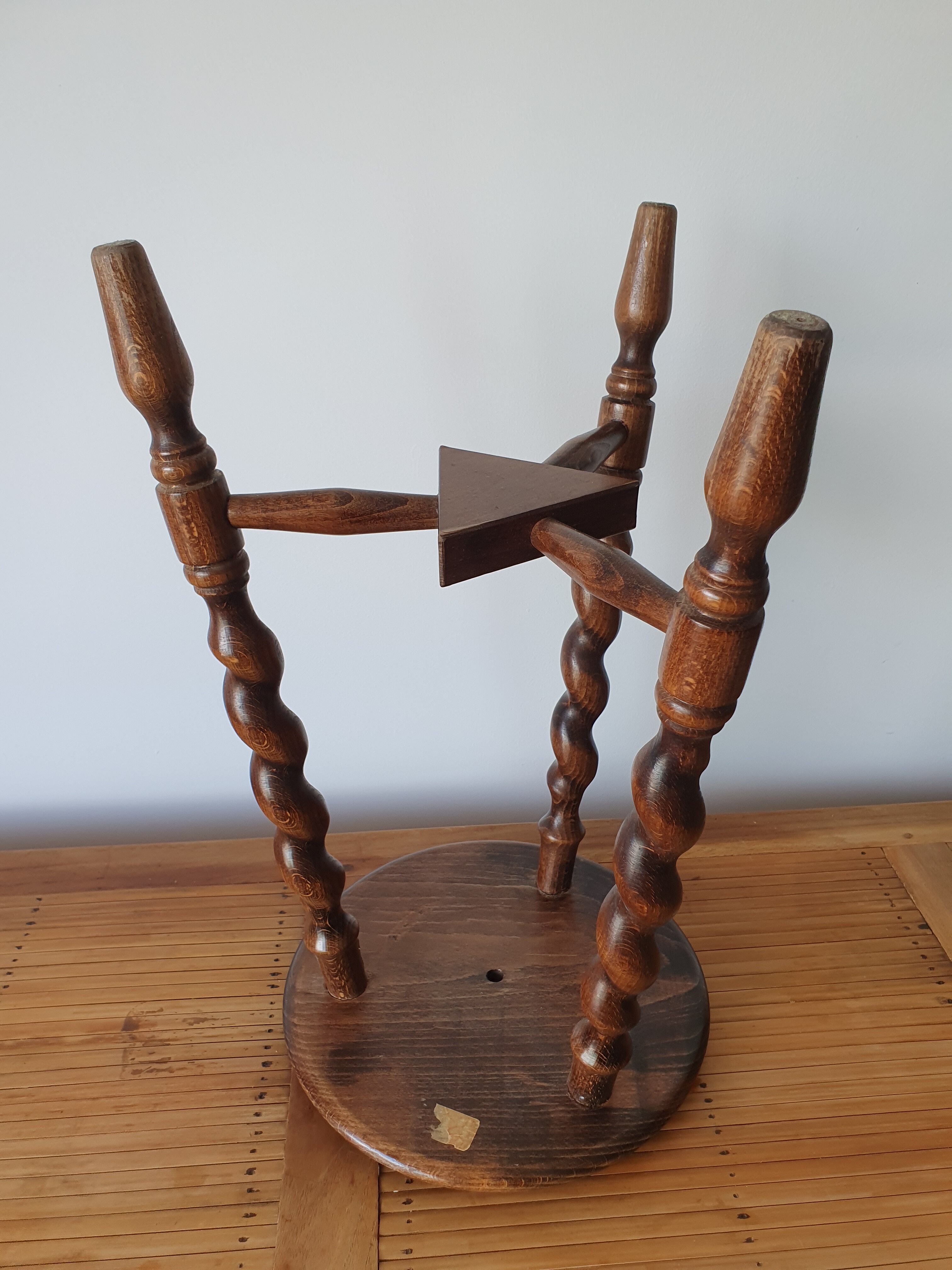 Tripod stool in turned wood (oak)