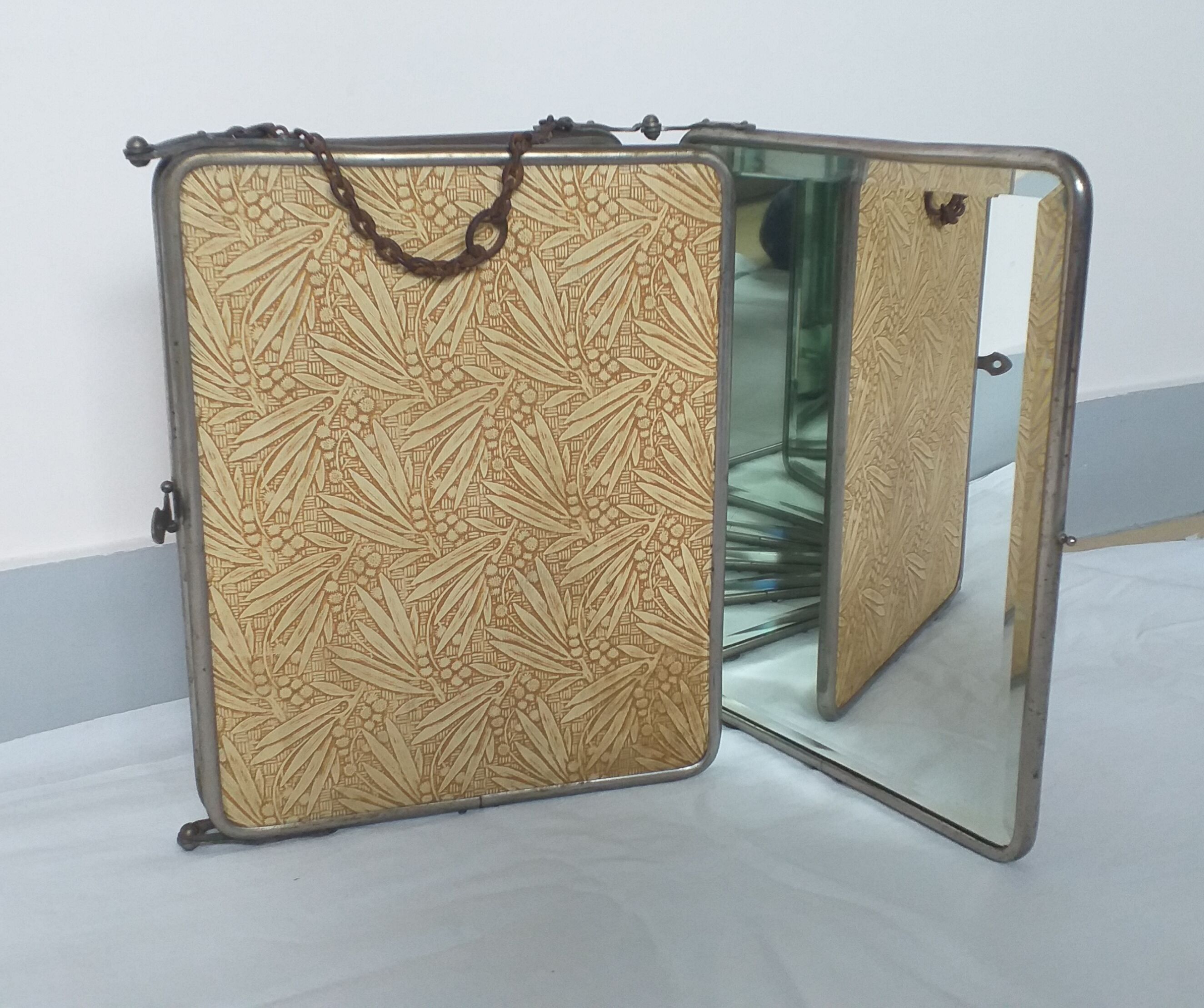 Mirror triptych barber