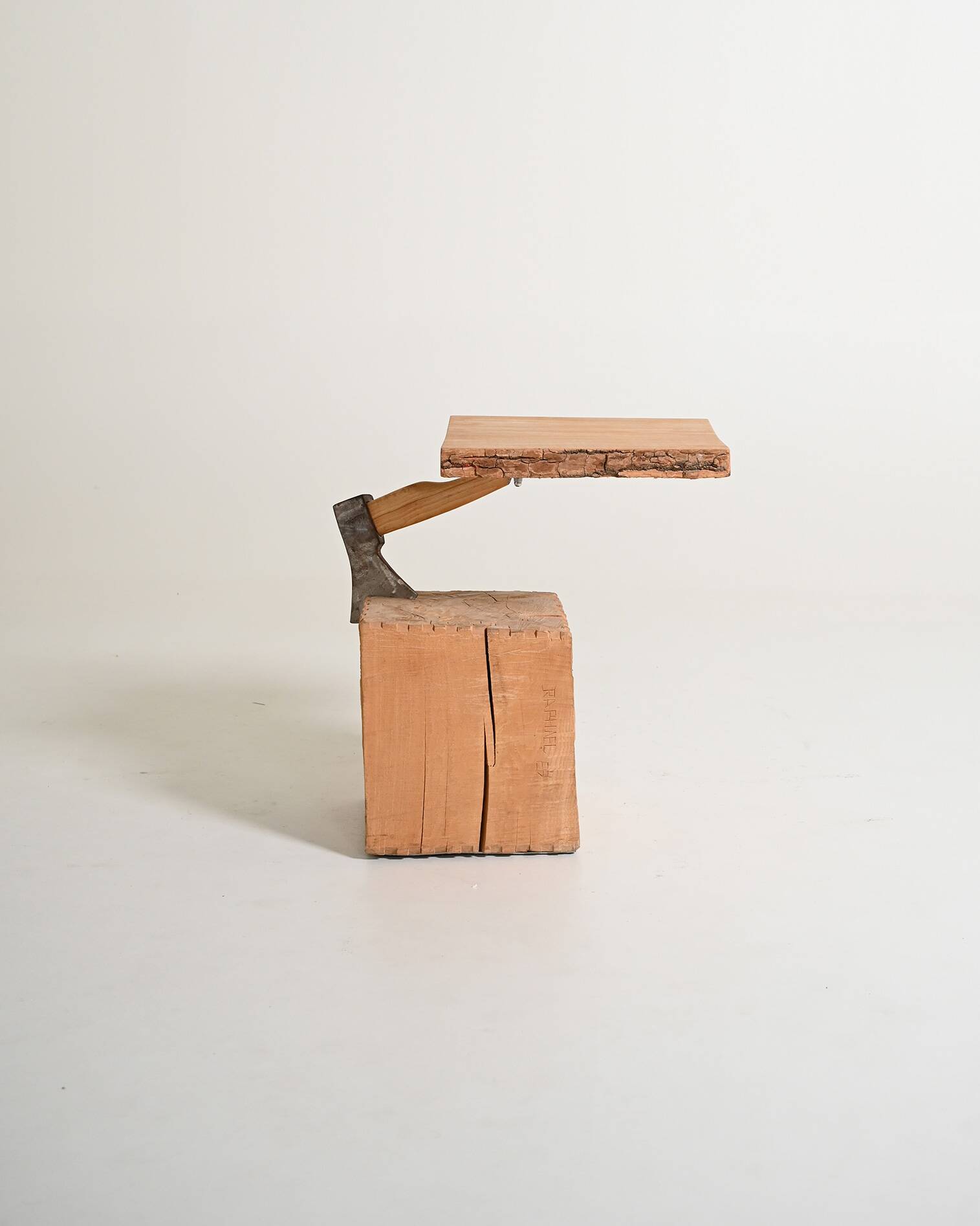 Table d'appoint "Chopping Block with Axe" par Raphael Springmann