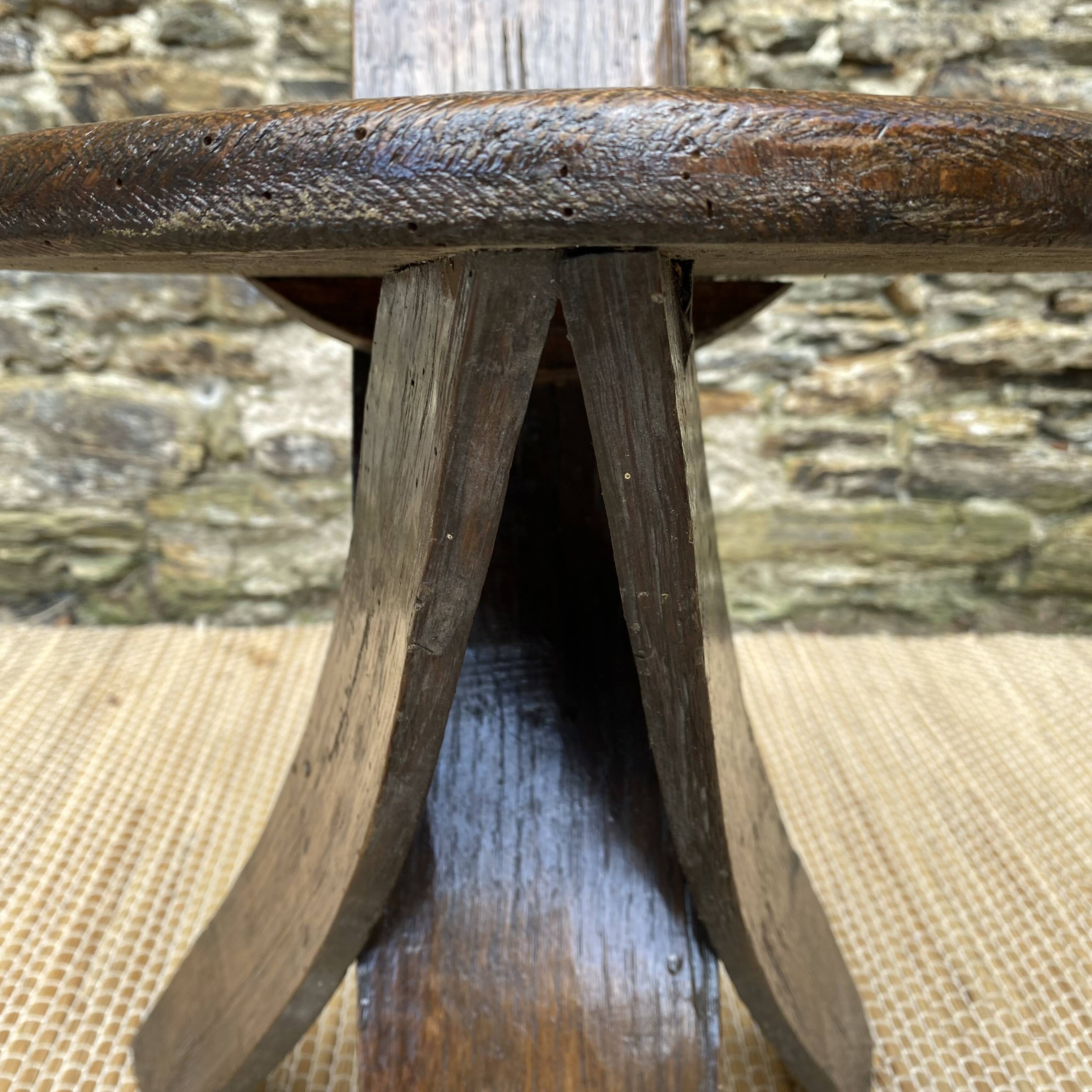 Ensemble table et chaises style brutaliste , cave à vin
