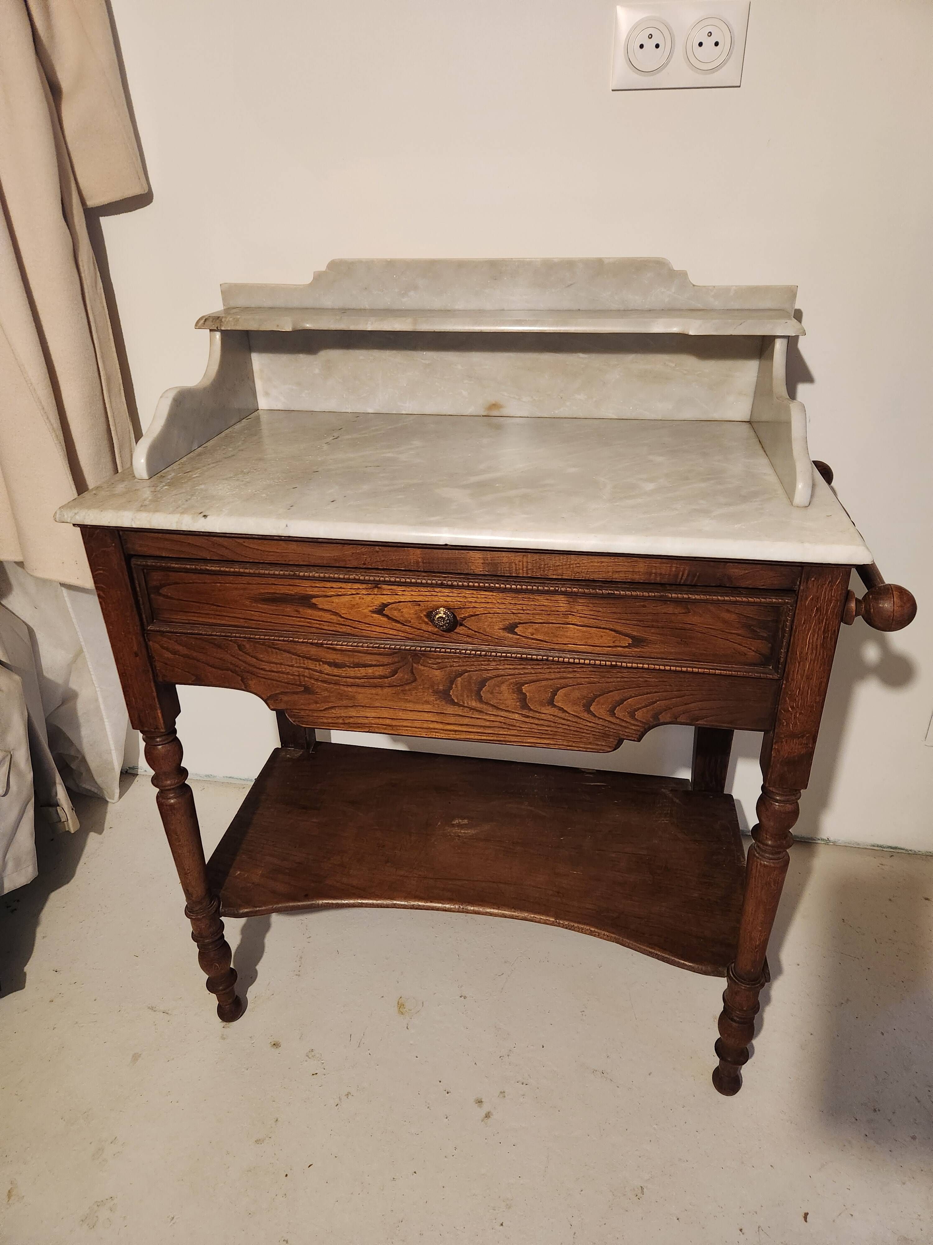 Dressing table in oak wood with a slightly veined white marble top.