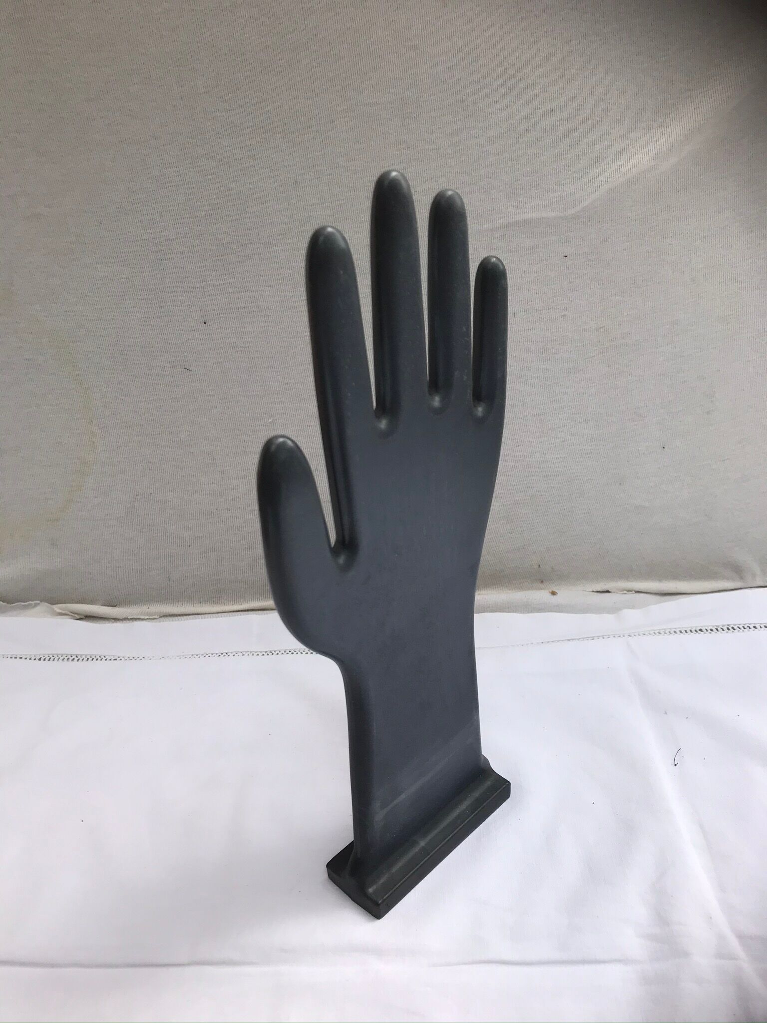Former main gloves holders