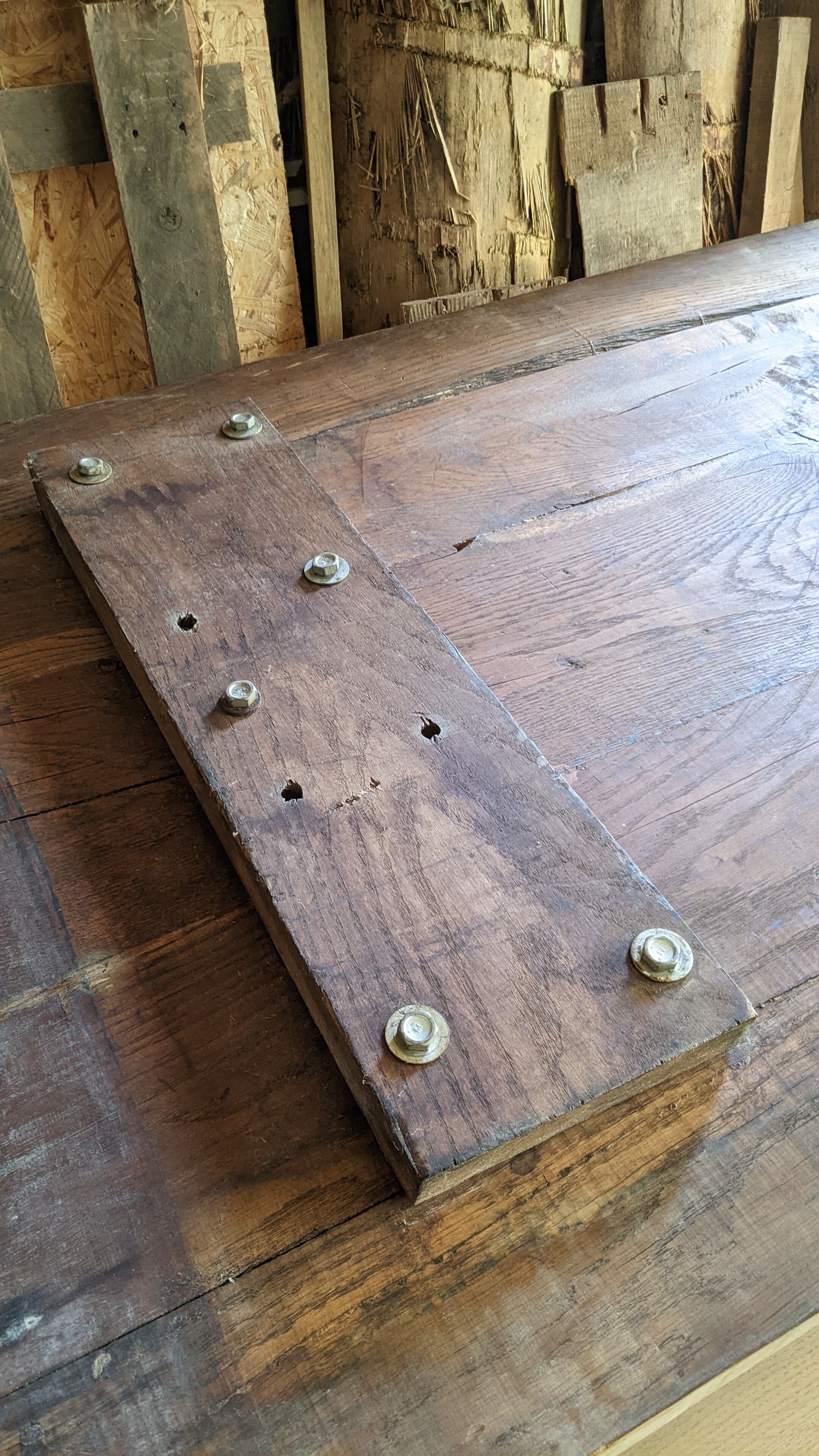 Old table in solid chene