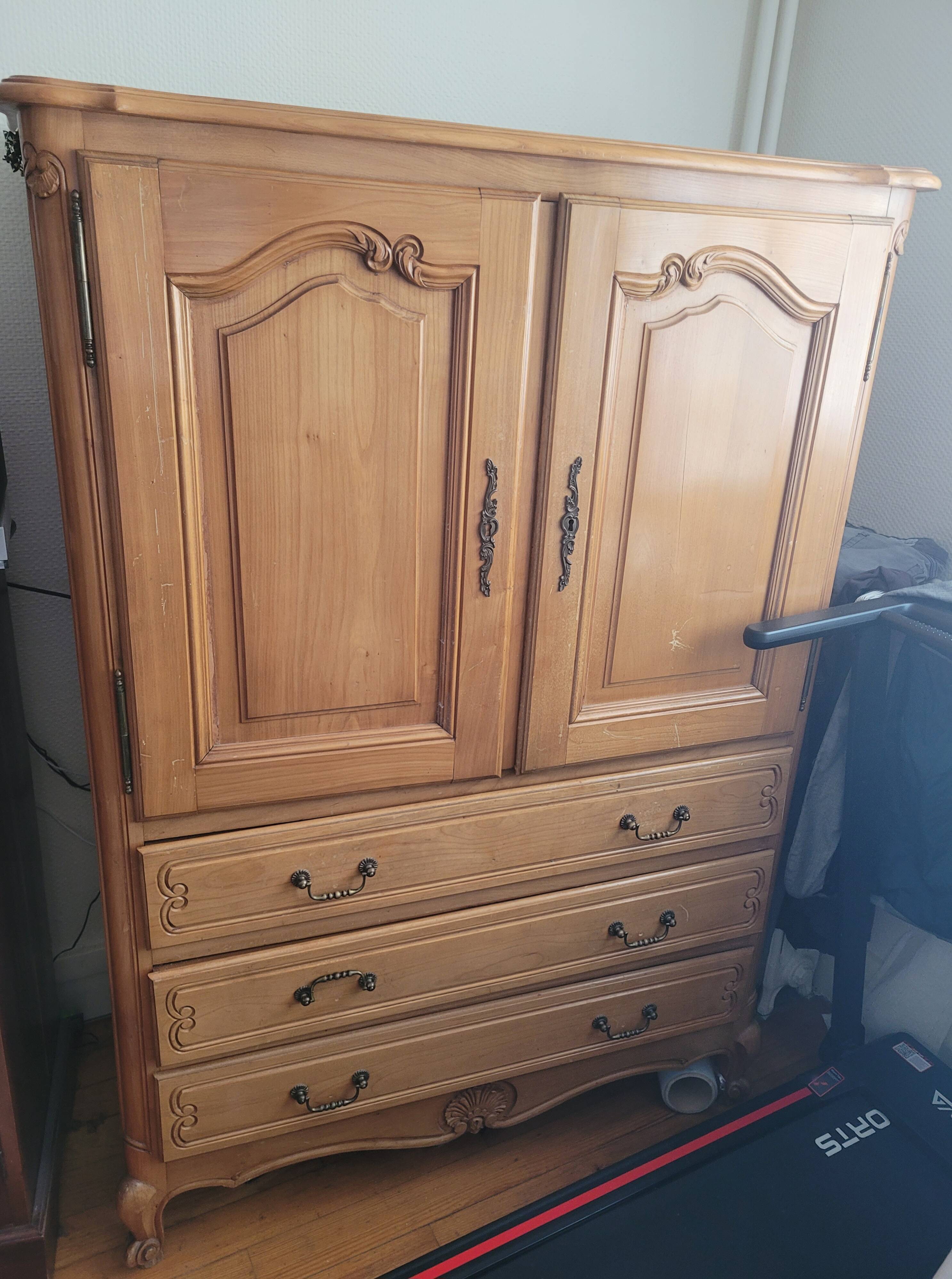 Buffet vintage en bois massif, très élégant