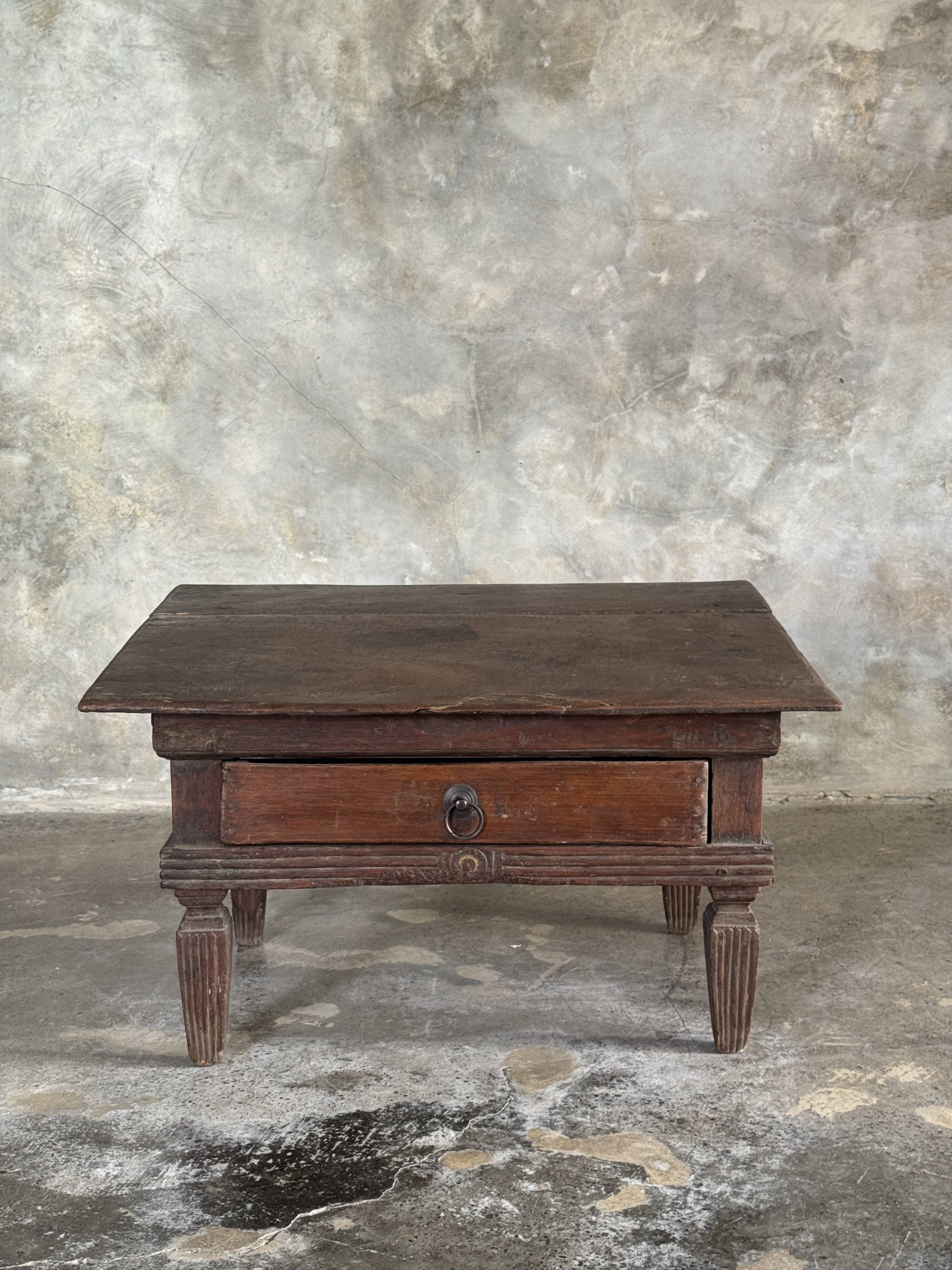 Petit écritoire table basse ancienne indonésienne en teck H33 40,5x55