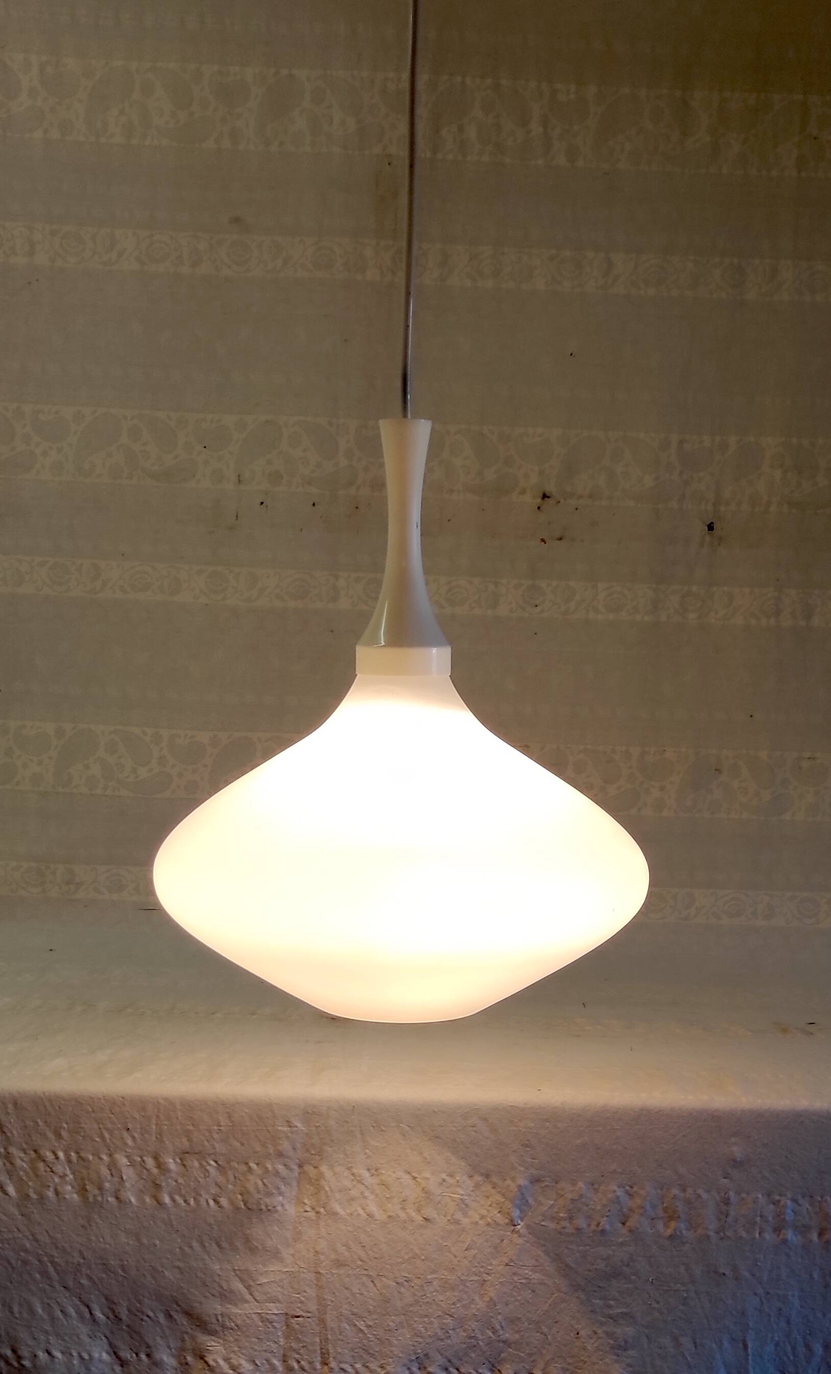 Suspension design en verre opalin - années 60/70