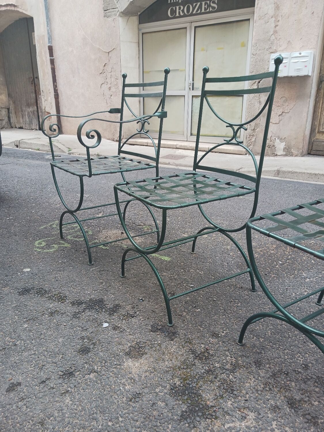 Deux fauteuils et deux chaises de jardin en fer forgé 20 eme