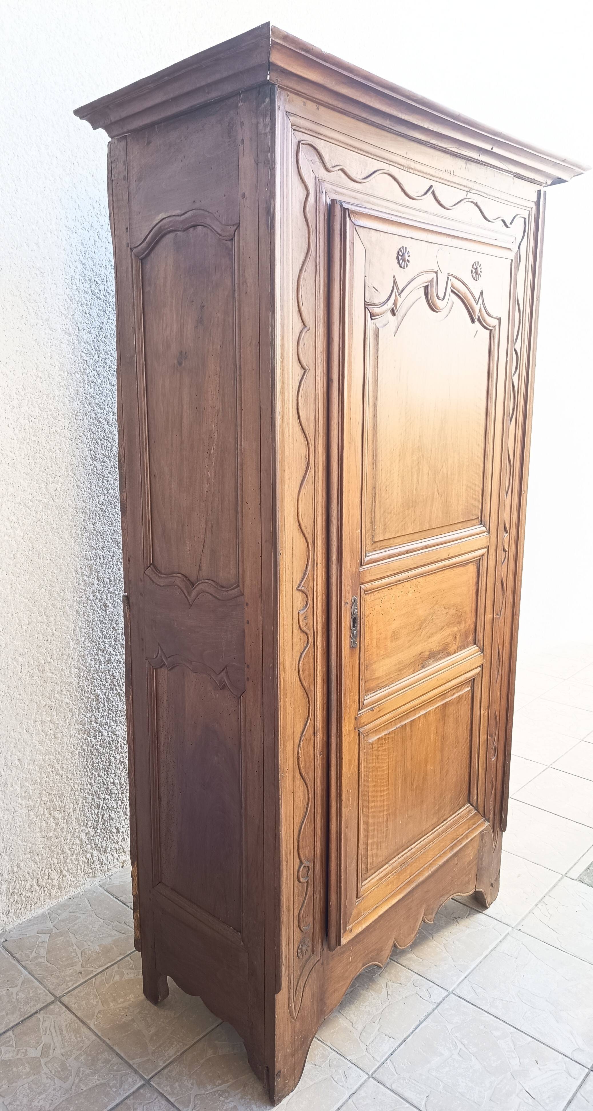 Louis XIV walnut bonnetière from the 18th century.