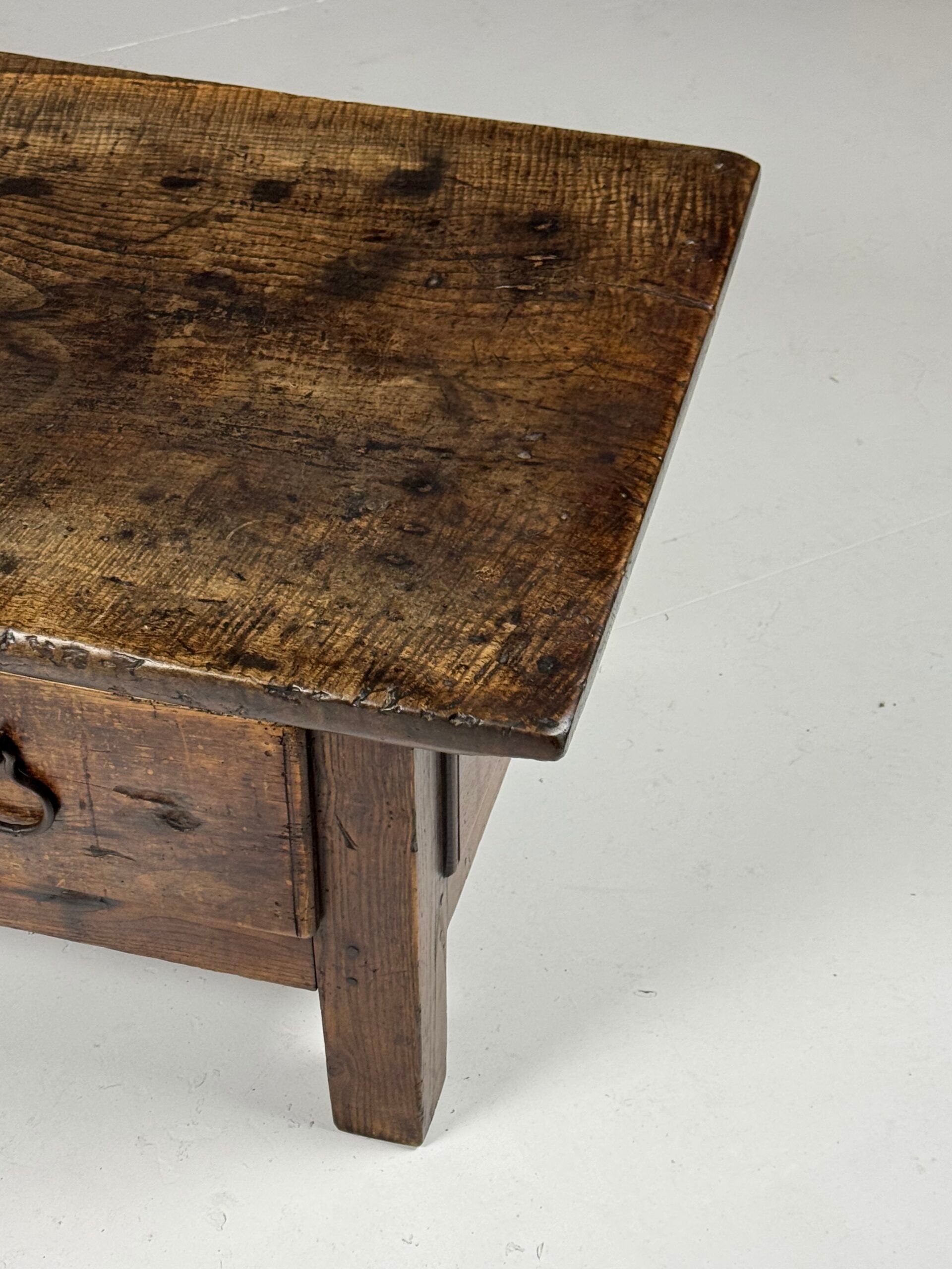 Table basse espagnole du XVIIIe siècle