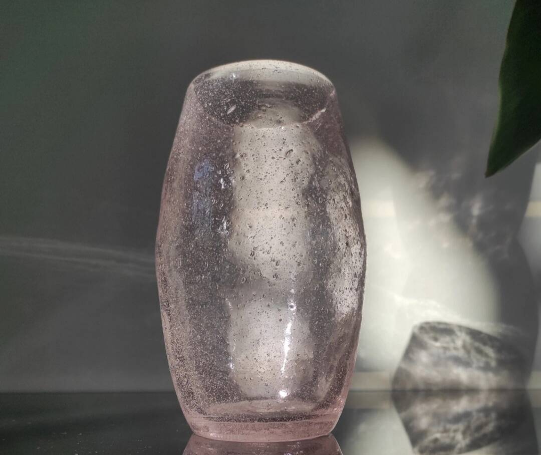 Artisanal vase in pink/transparent bubbled glass