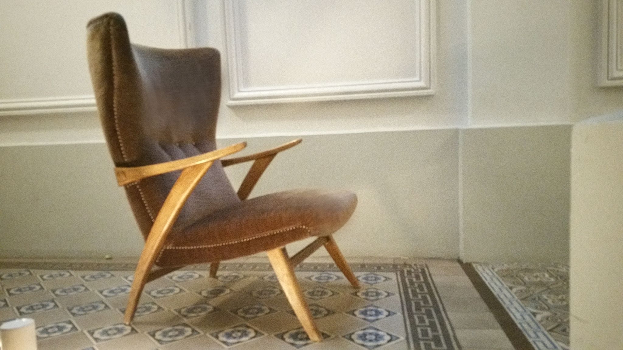Fauteuil haut scandinave wing chair velour marron