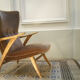Fauteuil haut scandinave wing chair velour marron