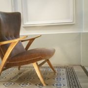 Fauteuil haut scandinave wing chair velour marron