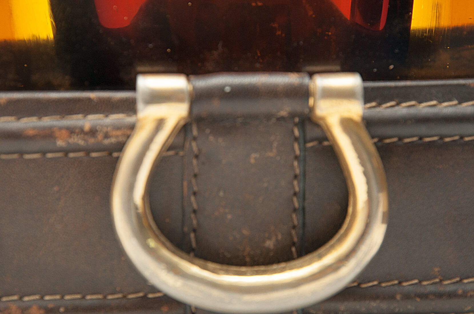 Set of 2 ashtrays made of thick glass and stung saddle leather