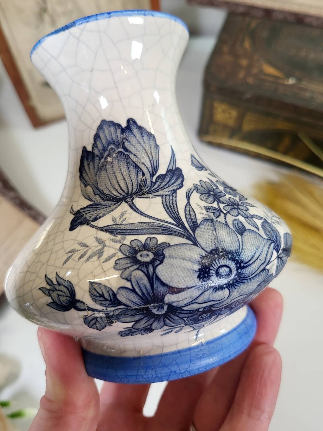 Small ceramic vase with cracked look
