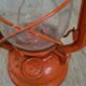 Ancienne lampe à pétrole orange vintage