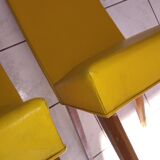 Paire de chaises jaunes skaï jaune années 60