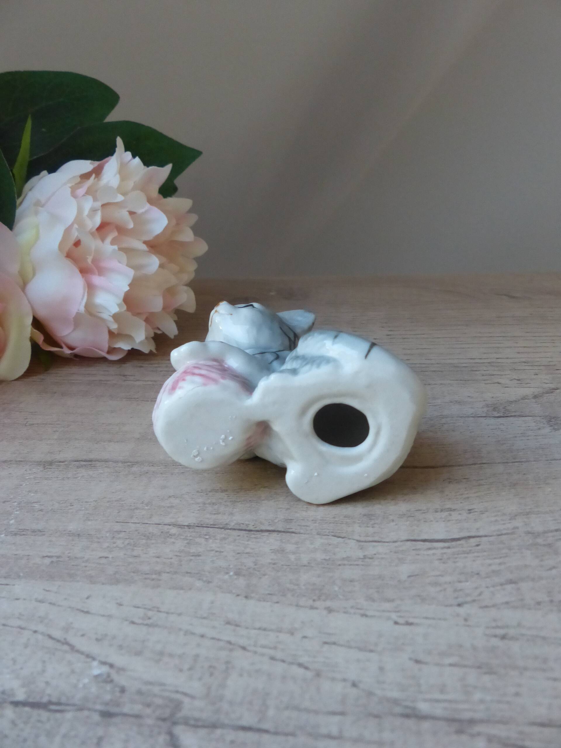 Cute ceramic kitten figurine playing with a ball of yarn vintage collection