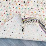 Tapis Marocain en Laine - Éclats de Couleurs sur Fond Blanc 150cmx250cm