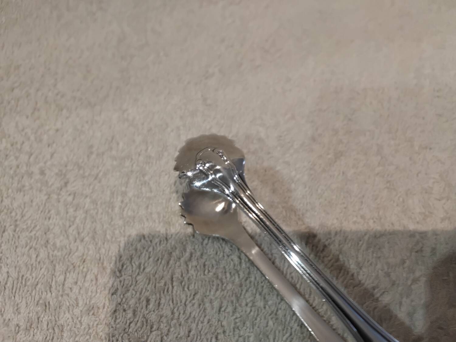 Silver-plated metal sugar tongs by silversmith Ercuis Valencay, 13.3cm